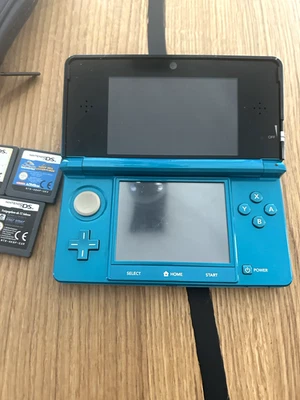 Nintendo 3DS XL Handheld-Konsole blau inkl. Tasche & 5 DS Spiele - Bild 1 von 3