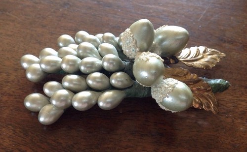 VTG 30'S HANDMADE MINT GREEN PEARL GLASS BRASS LEAVES BOUQUET BROOCH PIN - Picture 2 of 7