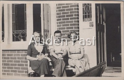 Drei Personen 40er 50er Jahre Schnappschuss Foto Outdoor Backsteinhaus 13x8,3cm