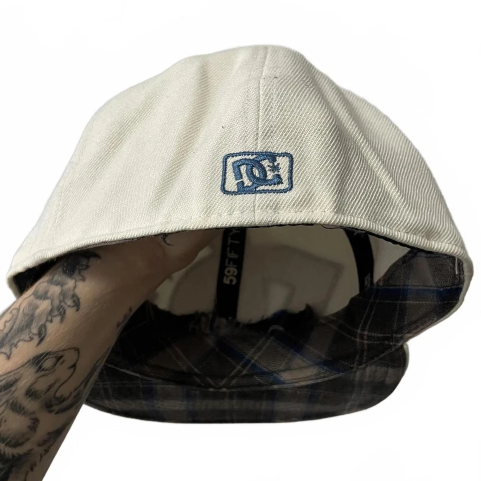 Gorra de Colección DC X New Era Ajustada Blanca y Azul Patchwork Bordada Talla 7 1/4 57,7 cm Foto 3 de 4