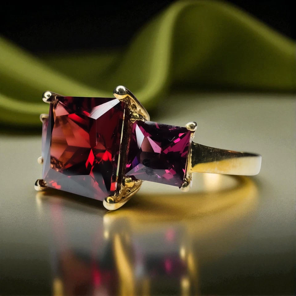 VINTAGE- Natural Indian Garnet Ring in 10K Gold- Sz 7- 3.5 CTW -Three Stone Ring - Image 2 of 4
