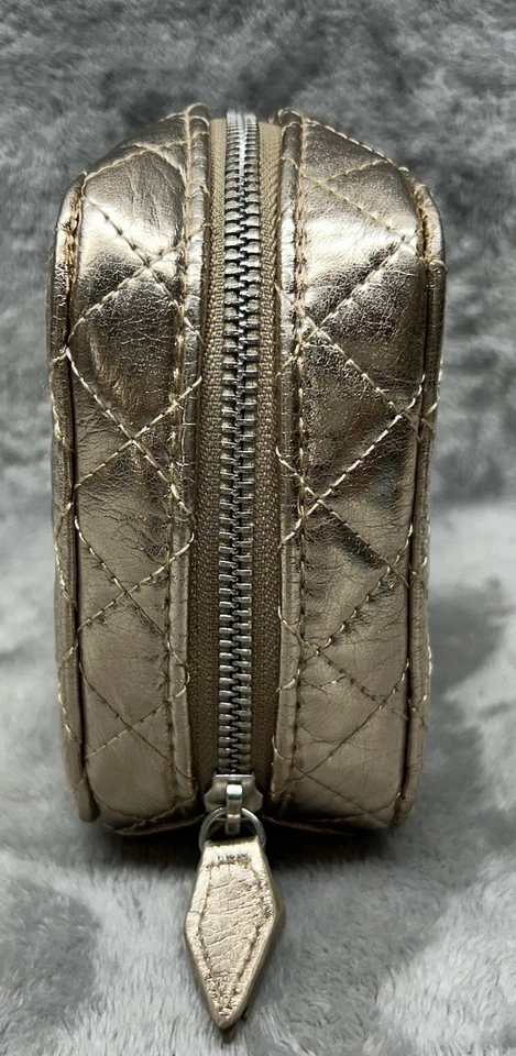 Estuche organizador de viaje Trish McEvoy dorado acolchado planificador de maquillaje Foto 4 de 4