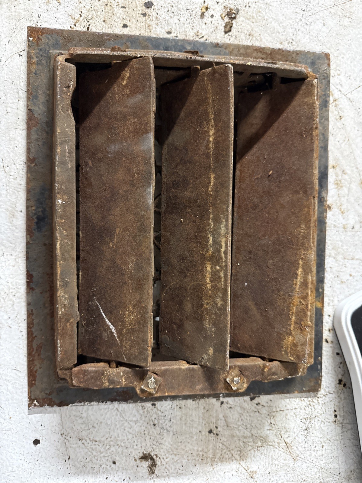 как выглядит Vintage Antique Heat Vent Grate Register with Louvers 11.5