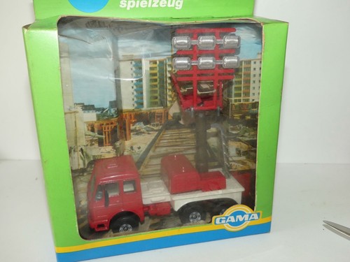Gama - 92813 - Mercedes Lkw Liftgiraffe - Camion Avec Grue - En Boîte - Occasion