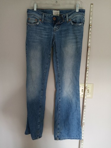 AE American Eagle Outfitters Artist 