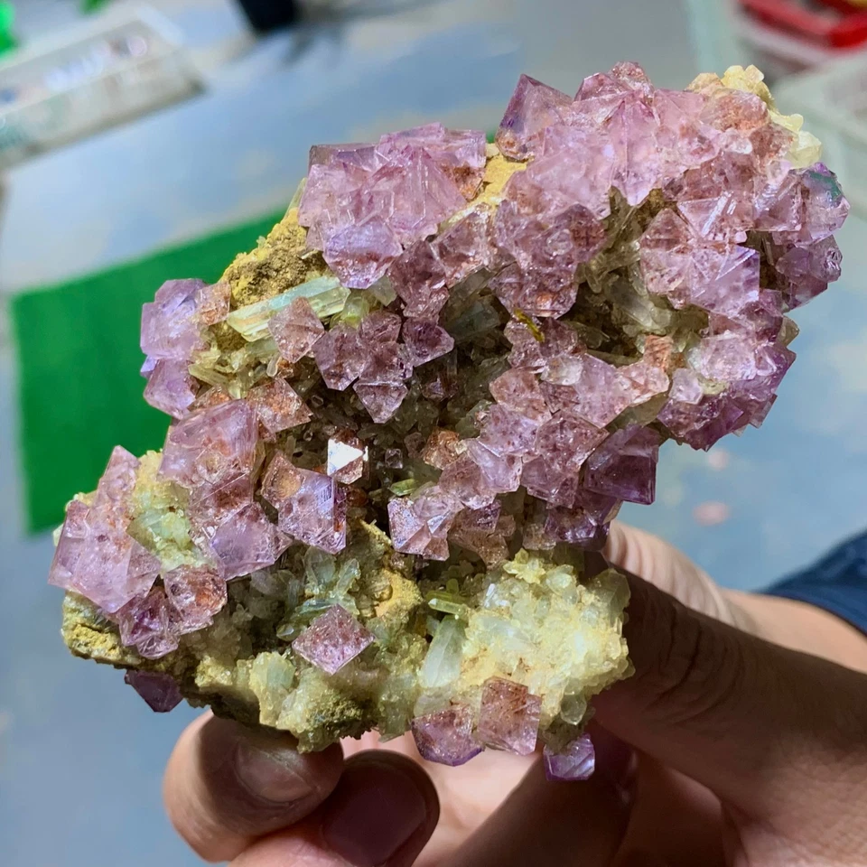 160G Natürlicher Lila Kubischer Fluorit Weiß Kristall Cluster Paragenese/China