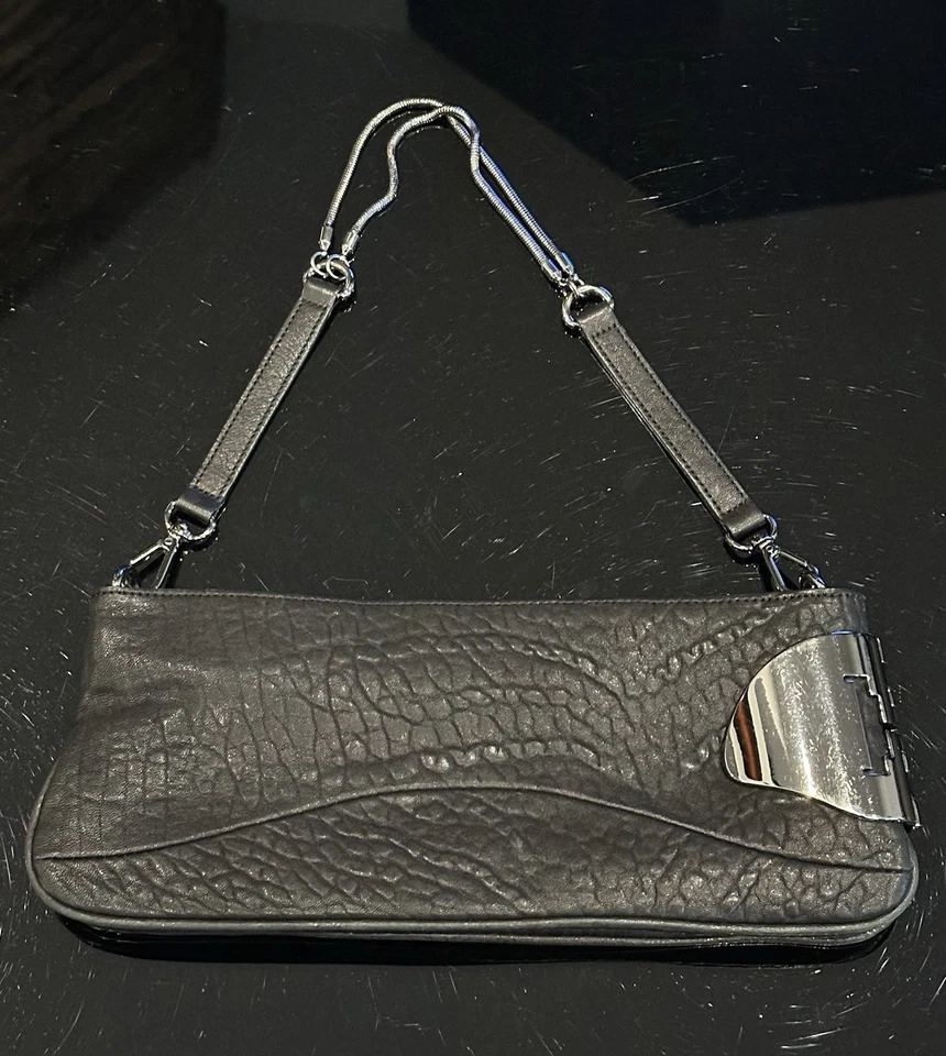 Bolso sin asas Halston Heritage cuero granulado negro herrajes plateados Foto 4 de 4