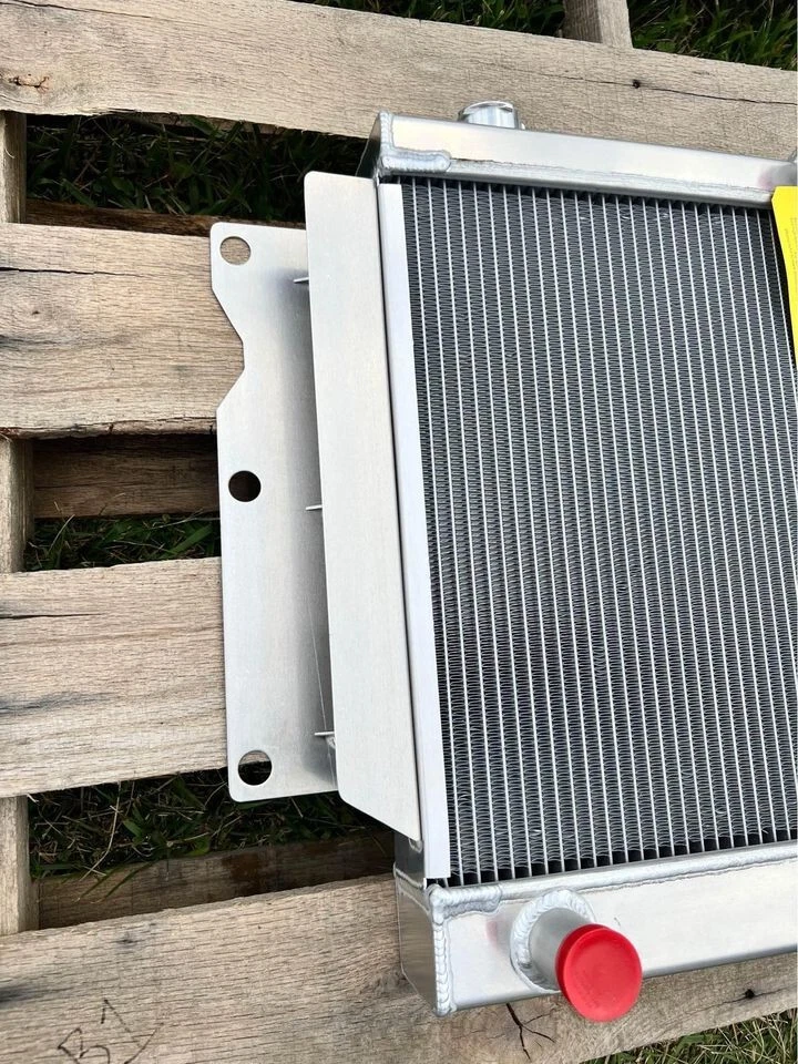 Radiador serie Aluminator Be Cool 10242 para Jeep Wrangler 87-06 con transmisión manual Foto 2 de 4