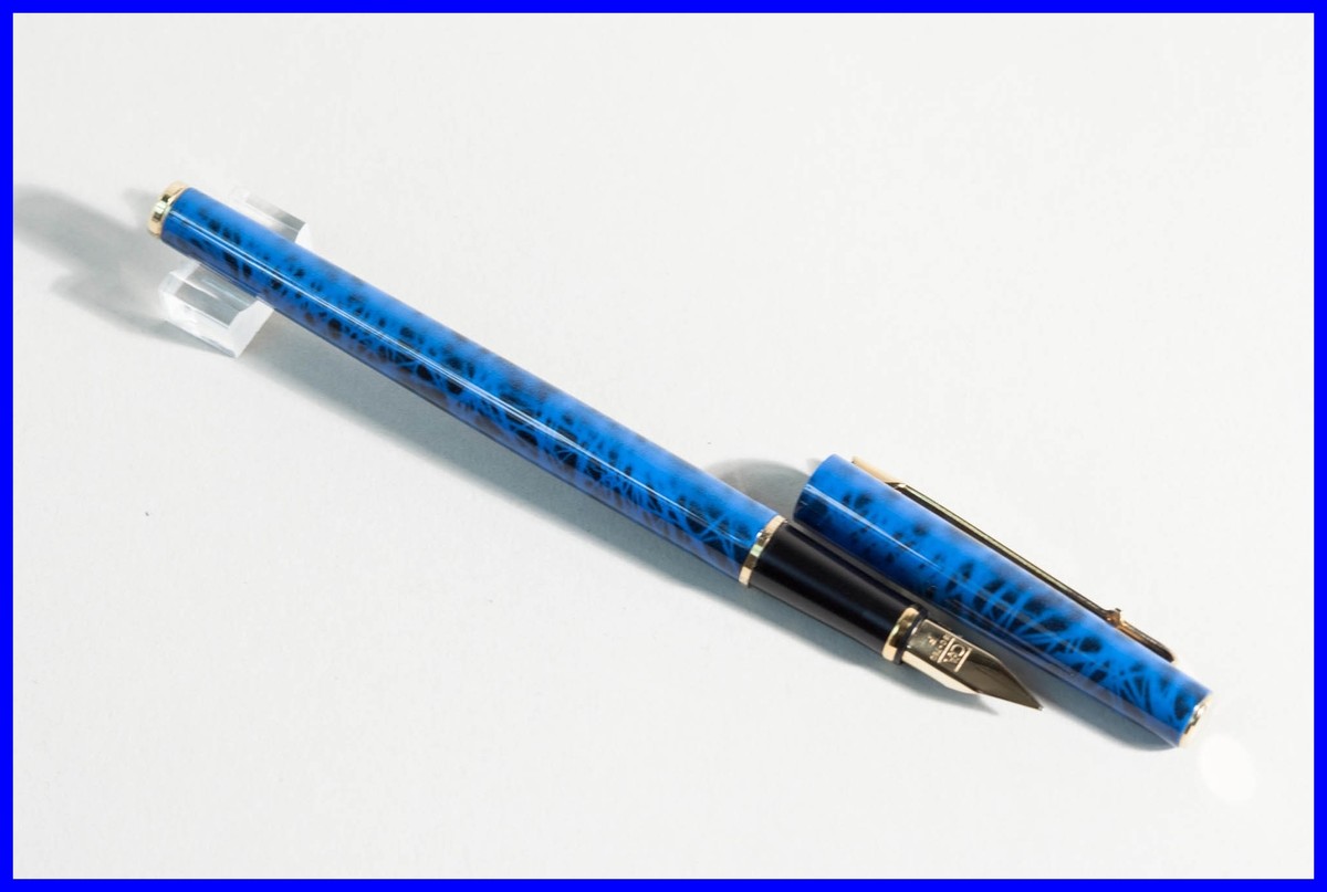 Caran d'Ache MADISON F fine 750 18c Gold nib Blue & Black Caran d'Ache MADISON F fine 750 18c Gold nib Blue & Black