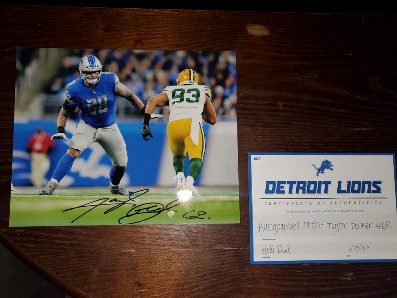 Detroit Lions Taylor Decker Autograph Photo w/Authenticity Certificate
