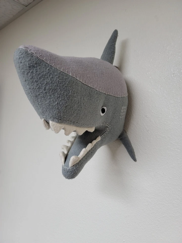 Pillowfort Gris Cabeza de Tiburón Felpa Decoración de Pared Objetivo 2016 Exclusivo Niños Taxidermia Foto 2 de 4