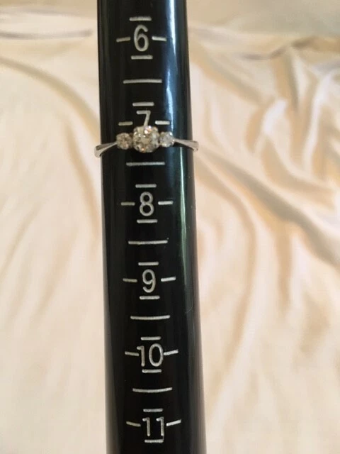 Anillo de diamantes enchapado en plata con 3 diamantes - Valoración certificada $800,00, talla 7 Foto 2 de 4