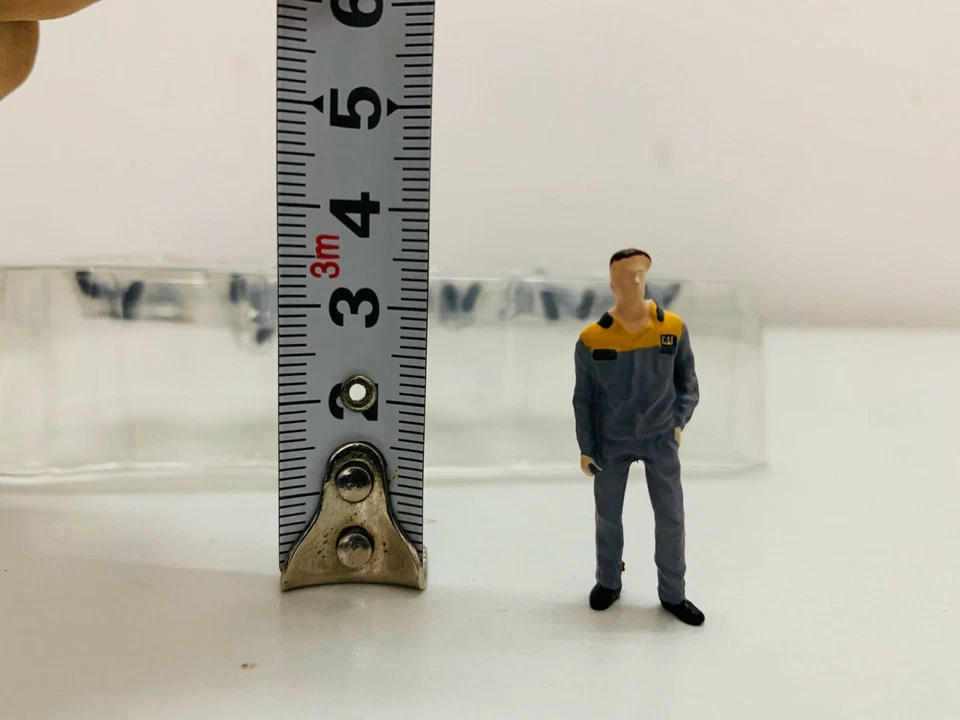 1:50 Scale Plastic Model Cat Engineering Worker Figure 3.7CM(1.45") 6 Pcs !! - Image 3 of 3