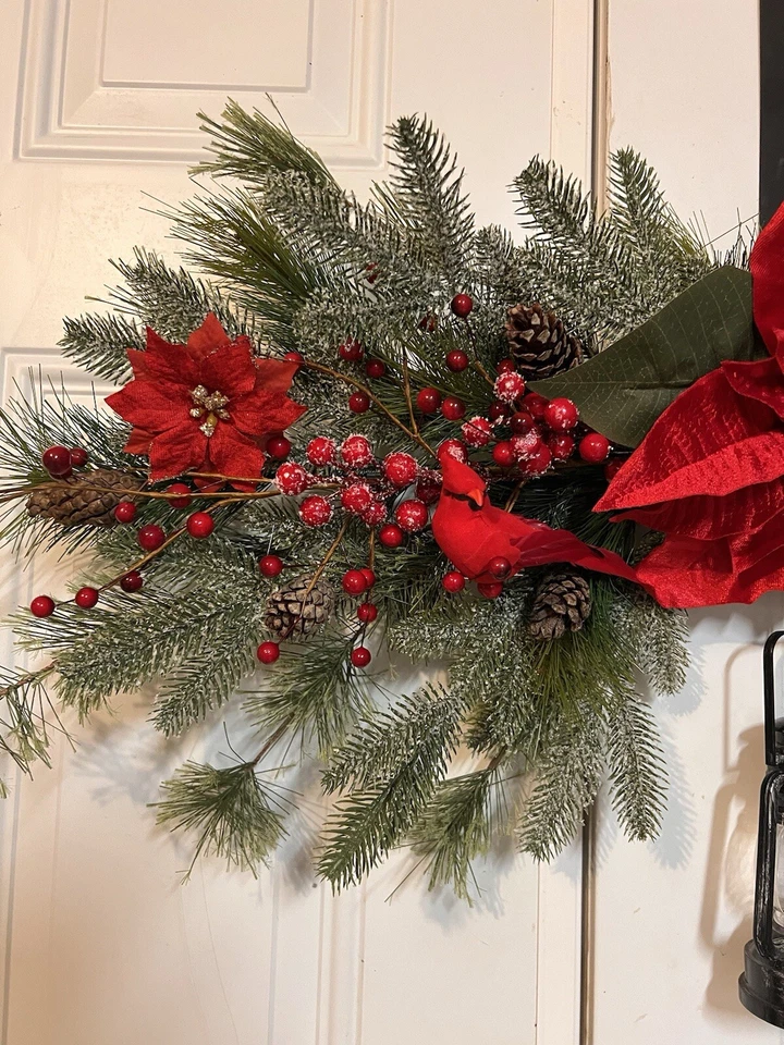 Abrigo/Puerta de Navidad Swag, Flores de Pascua Roja, Piñas, Cardenales y Linterna Foto 3 de 4