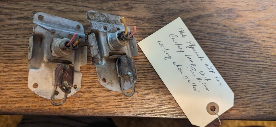 Lámpara de cortesía Plymouth VIP Fury Mopar 1966 con pulsador y bisel Foto 2 de 4