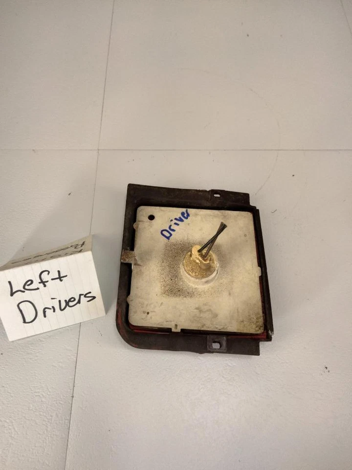 1980 to 1987 Chevette Rear Side Marker Light Drivers Left Pontiac T1000 - Imagem 2 de 4