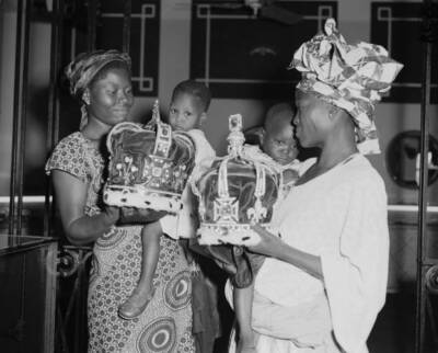 Two Nigerian women holding babies admiring replicas crowns Lago- 1956 Old Photo