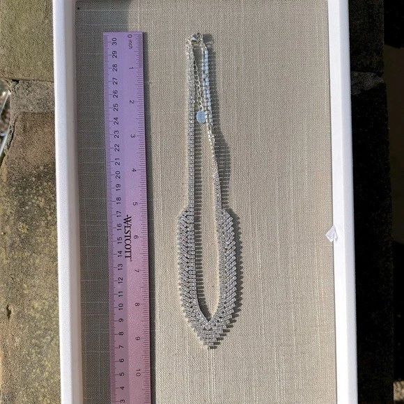 Vestido formal de graduación con collar de diamantes de imitación en forma de V Claire's tono plateado Foto 4 de 4