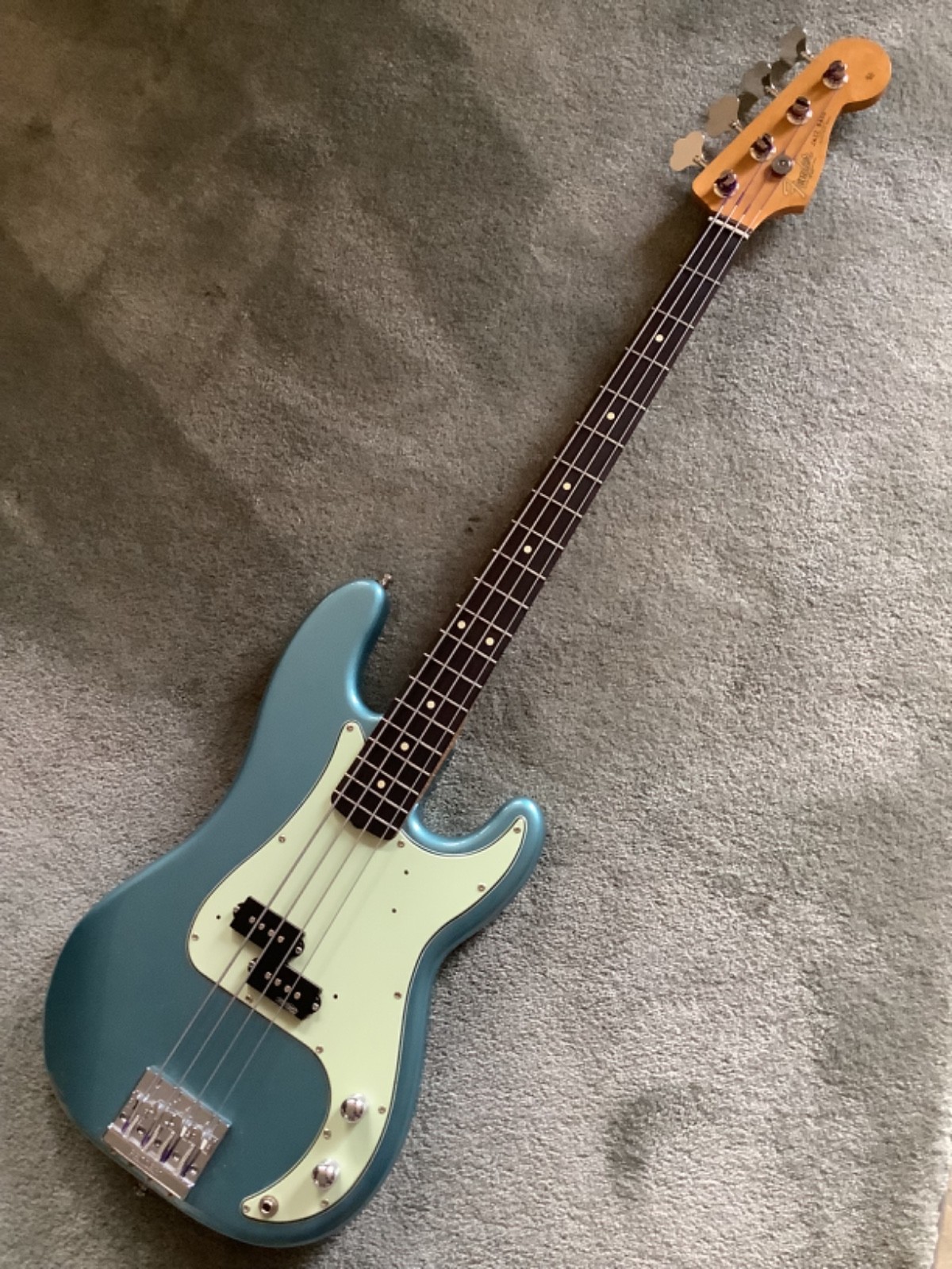 Fender Bass-Player Pbass Body/Vintura Jazz 60's Style neck. 