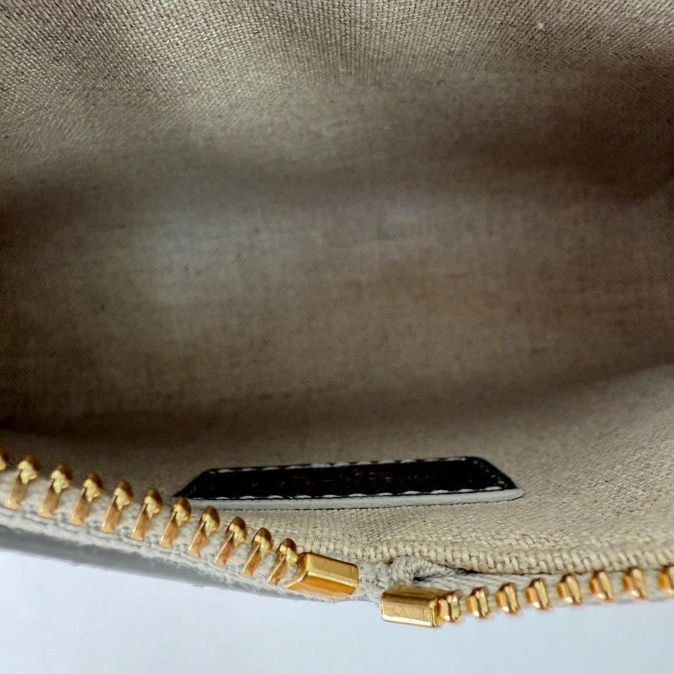 Bolso Mansur Gavriel M Frame Baguette Plateado  Foto 4 de 4