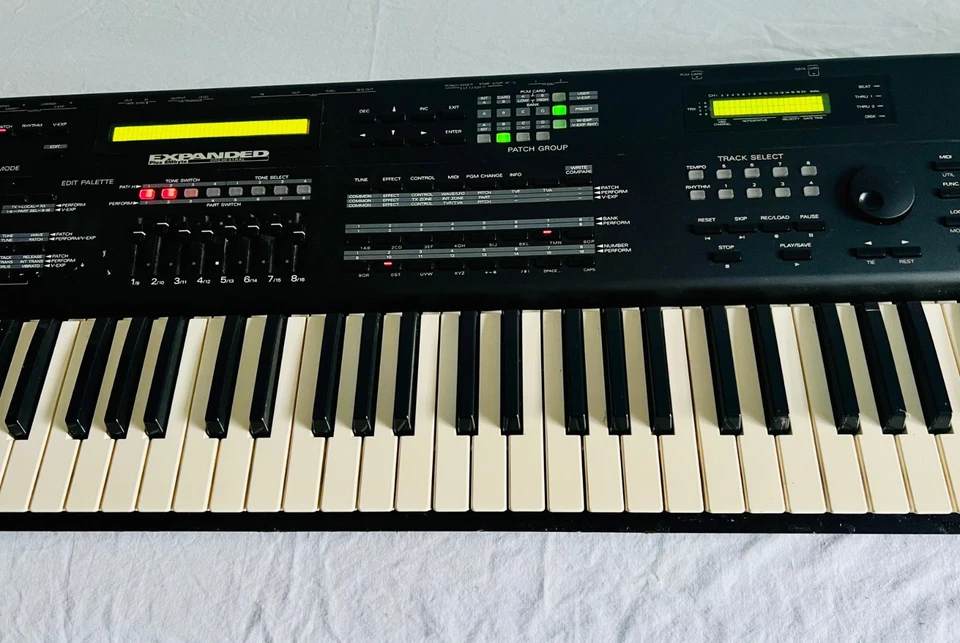 Roland JV-1000 Synthesizer/Keyboard/Sequencer w/Orchestral Expansion Midi WORKS - Image 4 of 4