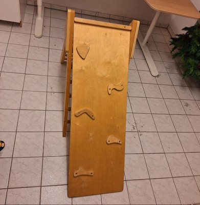 Montessori Kletterdreieck aus Holz mit Rutsche zur Motorikschulung