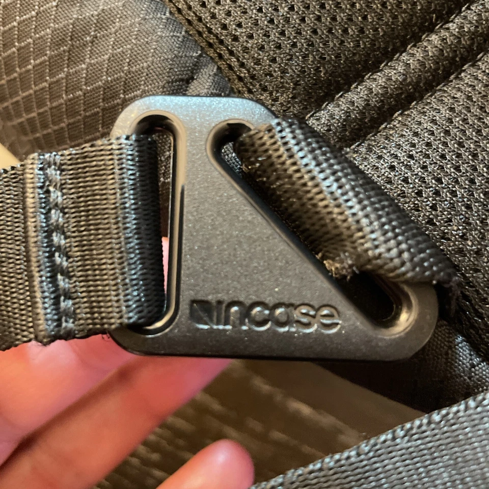 Mochila de trabajo escolar delgada ligera para computadora portátil Incase Icon eslingas negras Foto 4 de 4