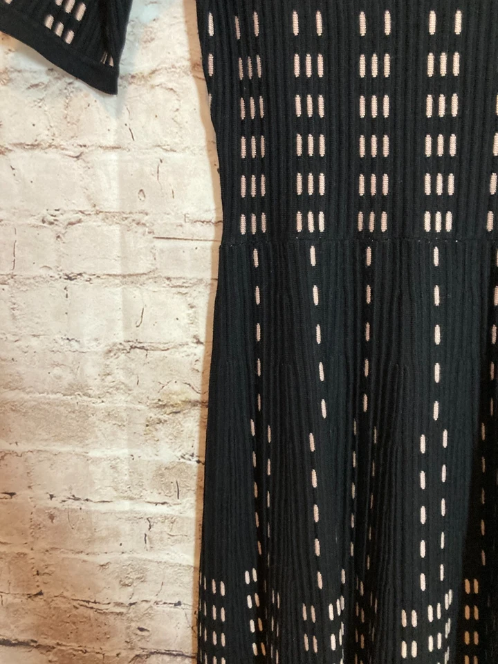 Vestido suéter feminino Gabby Skye médio preto e bronzeado texturizado malha midi plissado - Imagem 4 de 4