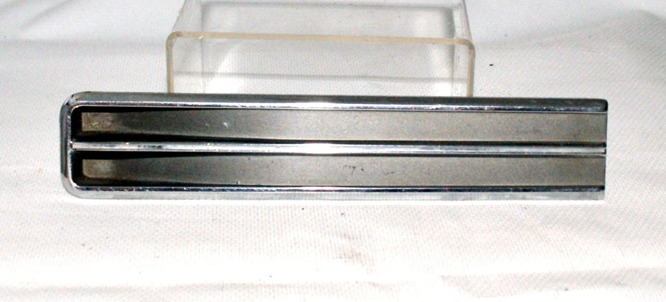 Buick LeSabre Wildcat 1368060 1965 guardabarros delantero adorno ojo de buey OEM 786 Foto 2 de 4