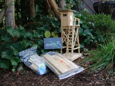 Modell-Hochsitz-Kanzel als Bausatz aus Holz ca. 42 cm hoch.