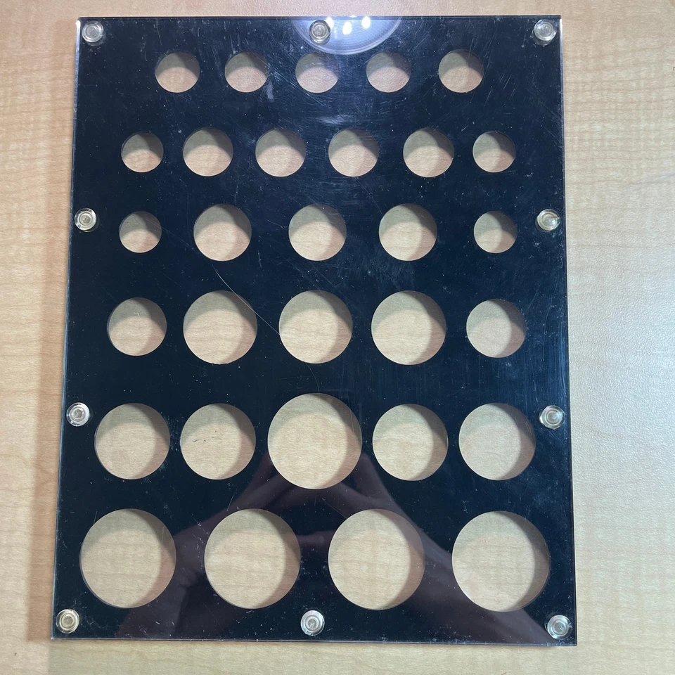 Porta monedas tipo siglo XX capital plástico negro, muy usado, rayado Foto 2 de 3