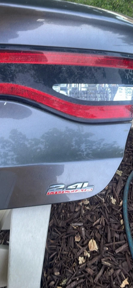 Dodge Dart 2014 maletero puerta trasera central con luz de circulación iluminada usado OEM Foto 3 de 4