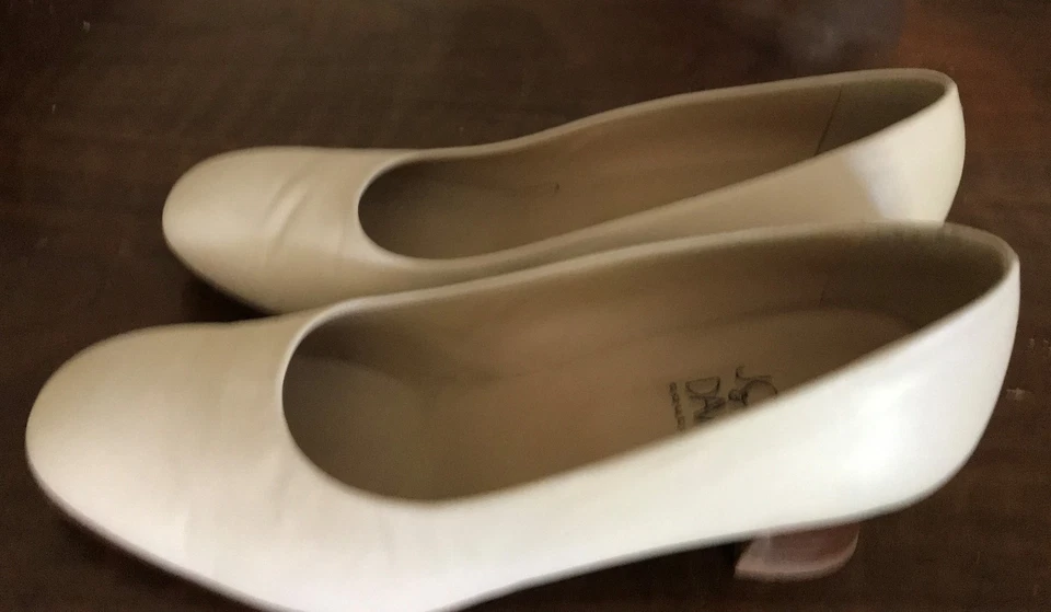 Zapatos formales clásicos Joan & David 100 % cuero (mujer) talla 10 M color hueso Foto 3 de 4