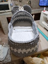 cesta fatta a mano per neonati completa di materassino e lenzuola di cotone.