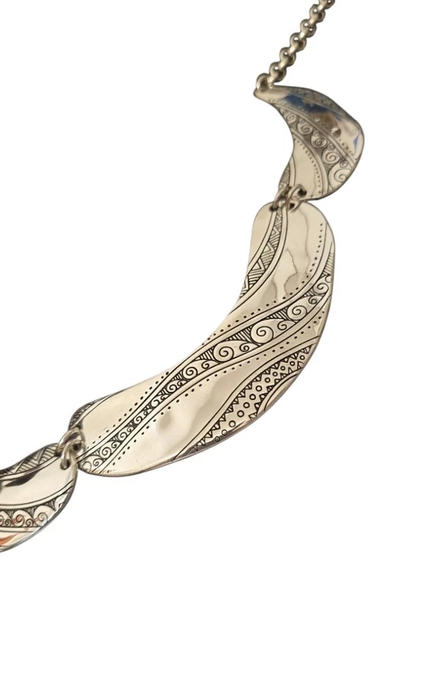 Collar babero ciprés tono plata Brighton. 18" Foto 3 de 4