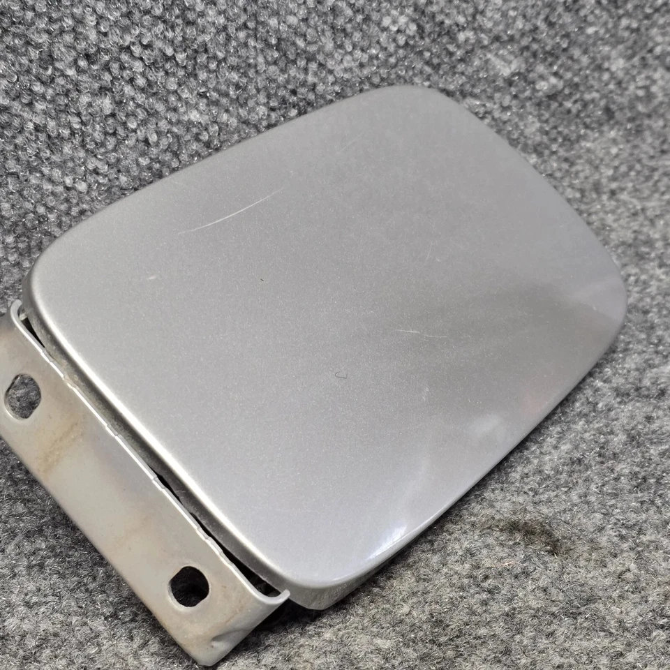 98-04 Mercedes-Benz SLK230 Gas Combustible Tapa Puerta Cubierta OEM PLATEADO Foto 4 de 4