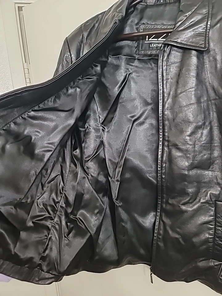 IZZI 黑色皮革夹克拉链女式中号摩托车保暖衬里柔软复古 — 第 4/4 张图片