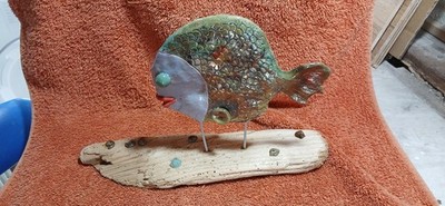 Raku gebrannter Keramik schwimmender Fisch.