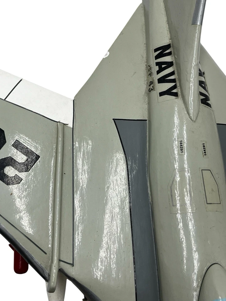 Avión Grumman F9F-8 Cougar Tomahawk VF 43 escala 1:32 modelo 144291 azul marino Foto 4 de 4