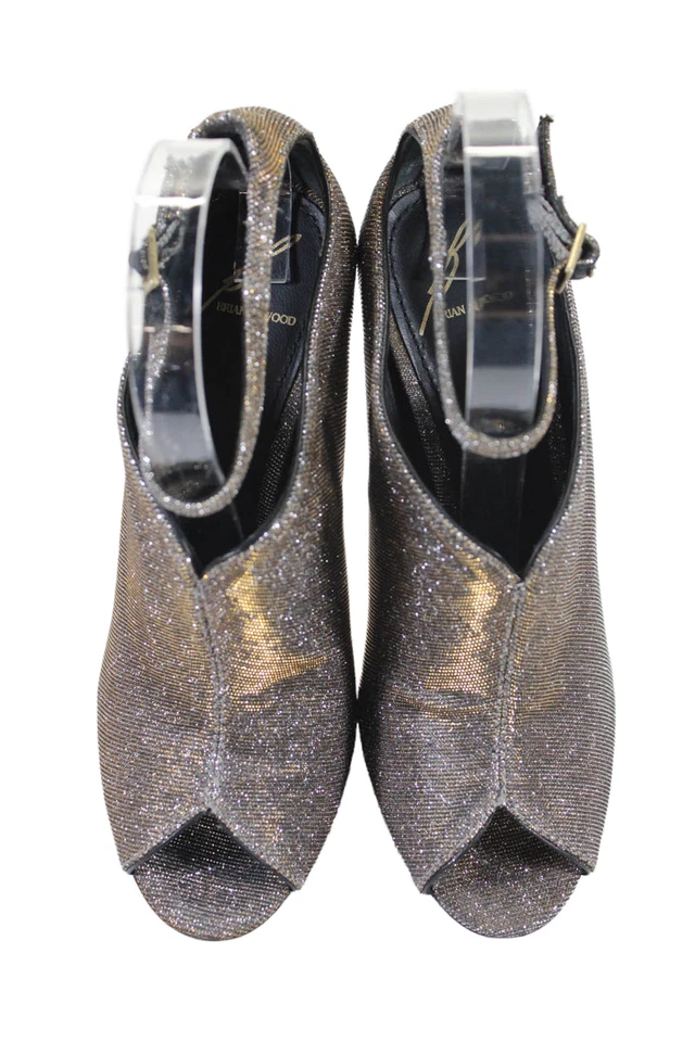 Zapatos de salón B Brian Atwood para mujer con correa de tobillo de aguja metálicos plateados dorados 7,5 Foto 2 de 4