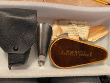 Vintage Magnetic Clothes Brush w/Plastic Case  Shoe Horn Pre-Owned ppp1