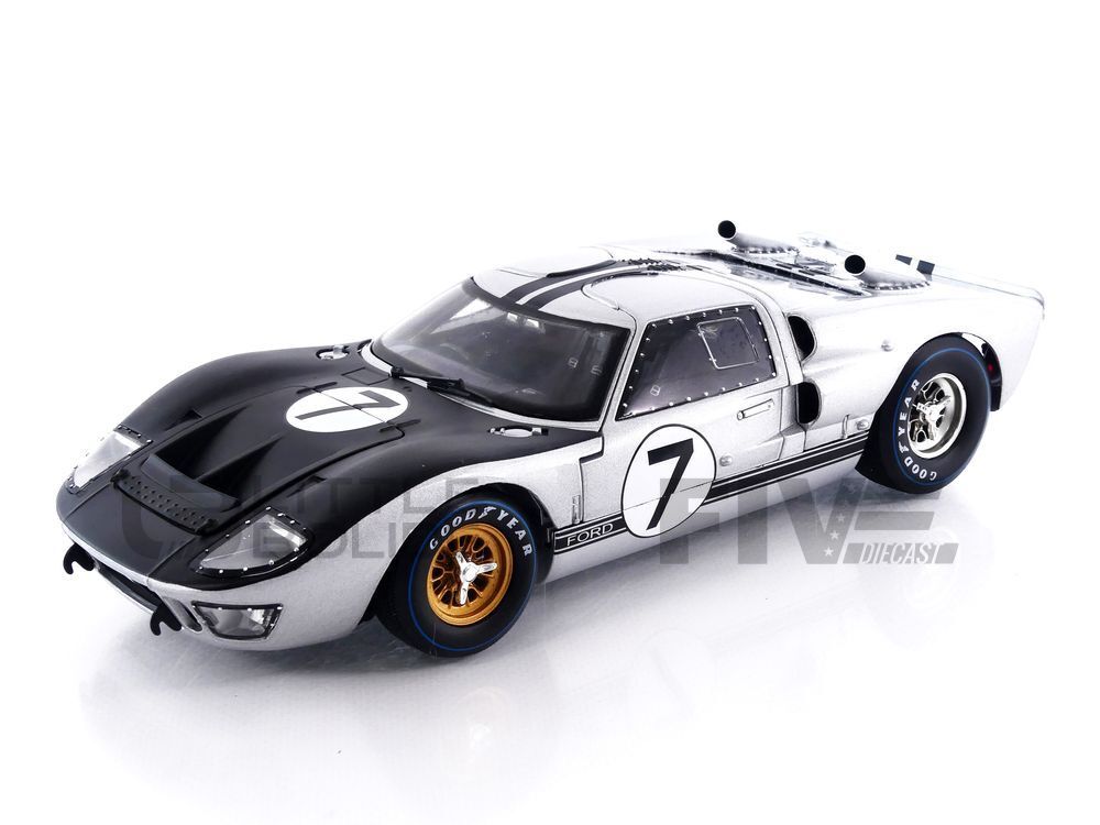 洋書 SHELBY GT40 Shelby GT40: The Shelby American Original Color Archives