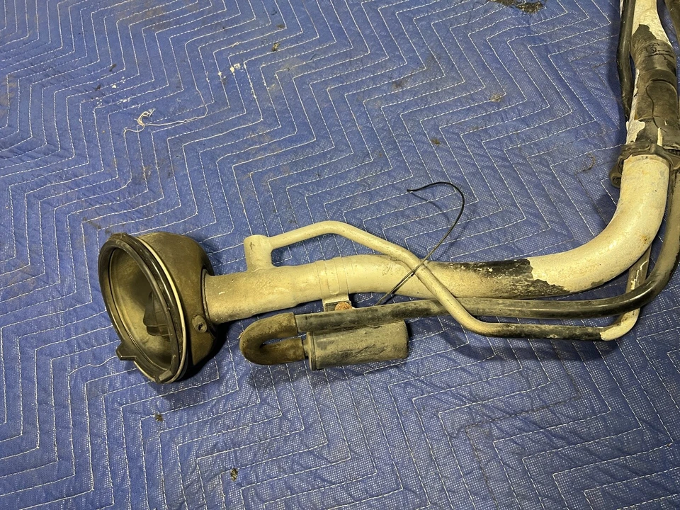 Volvo S60R V70R 2005-2007 tanque de combustible cuello de llenado gasolina gasolina 30750672 OEM #1271EM Foto 2 de 4