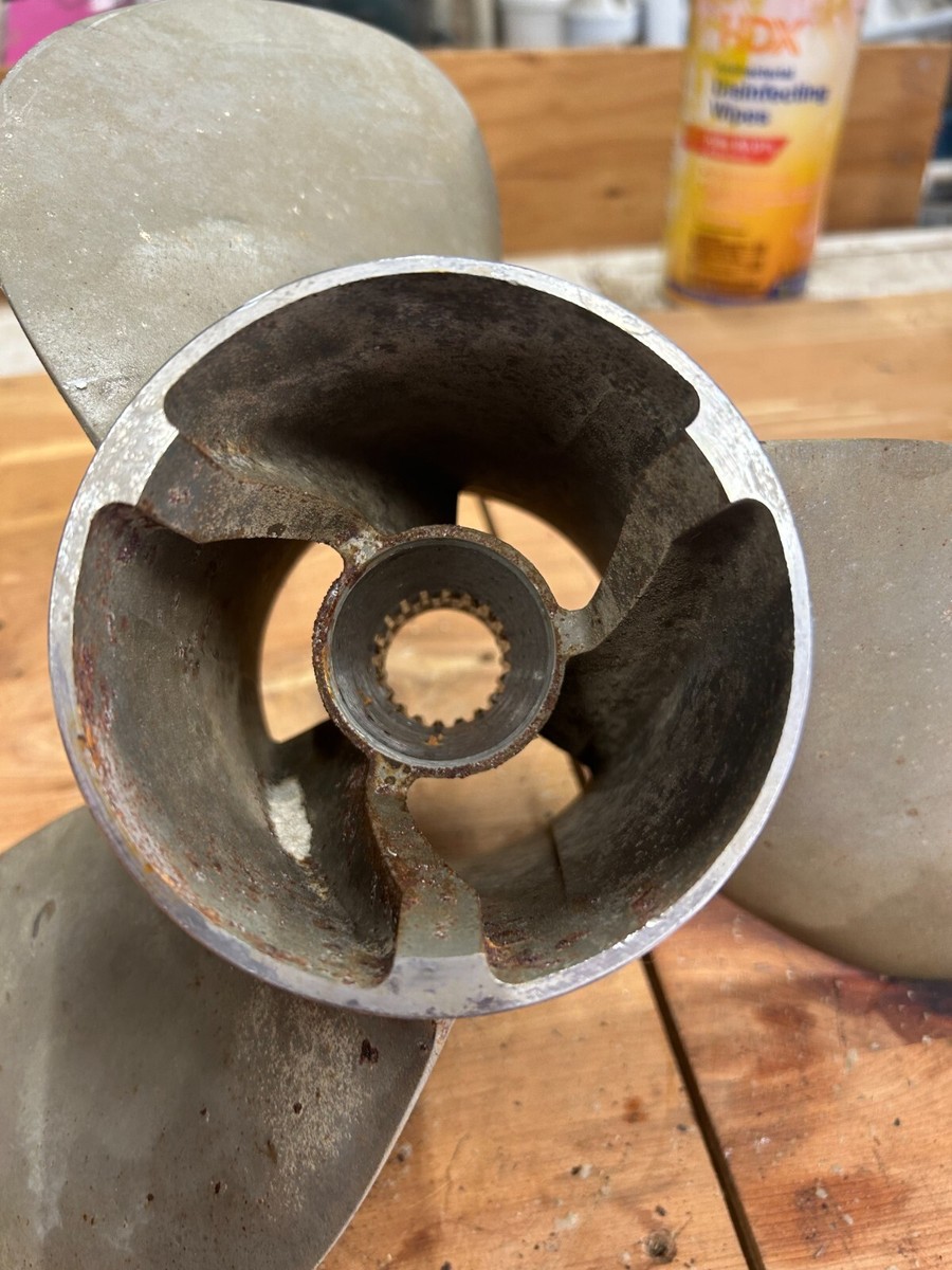 Mercruiser Mercury Bravo Three 3 III 24p Props 48-823665 and Mercruiser Mercury Bravo Three 3 III 24p Props 48-823665 and