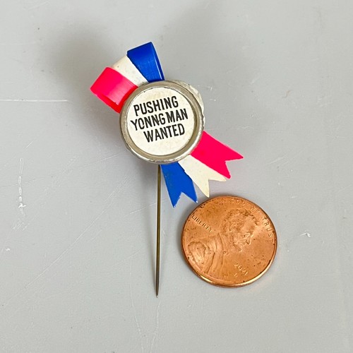 Vintage 1940s WW2 Home Front Novelty Pin "Pushing Young Man Wanted" - Picture 5 of 6