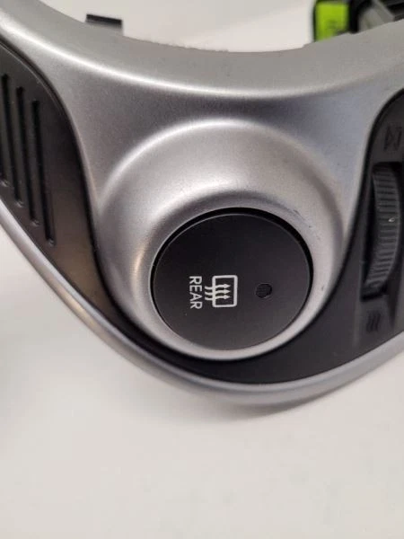 Пара оригинальных передних левых и правых вентиляционных отверстий переменного тока для центральной приборной панели Hyundai Tucson 2010–2013 годов выпуска - Изображение 3 из 4