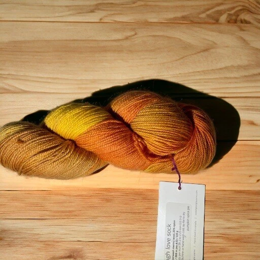 Calcetín Sweetgeorgia Yarn Tough Love 80% SW Merino/20% Nylon “Pumpkin Spice Pie” Foto 2 de 4