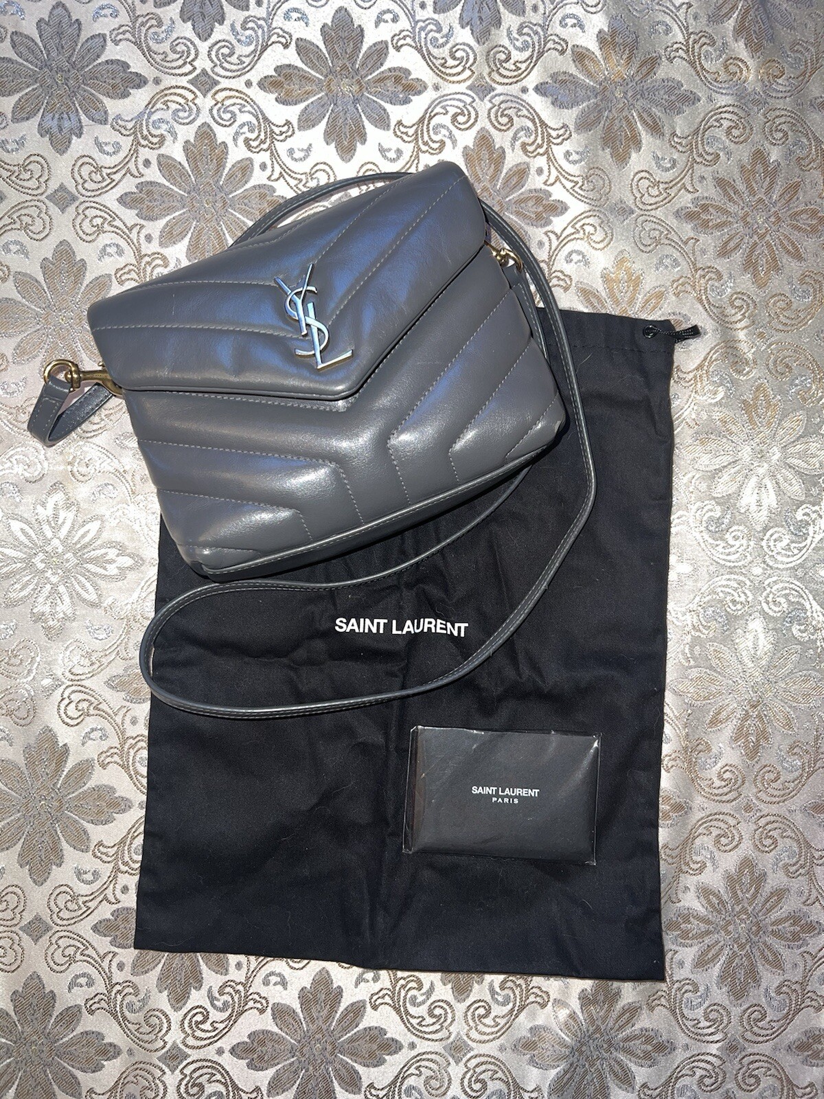 Borsa a tracolla YSL Saint Laurent giocattolo LouLou in pelle grigia