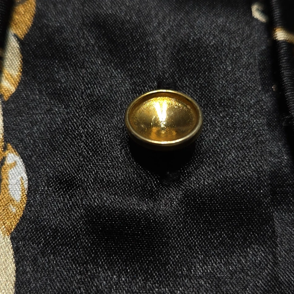 Guess Top Feminino XS Preto Botão para Cima Y2K Corrente Estampa Cetim Manga Curta Falha - Imagem 3 de 4