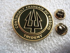 ANCIEN INSIGNE DU CONTIGENT FRANCAIS DU KOSOVO OPEX TRIDENT FAB. SHELI